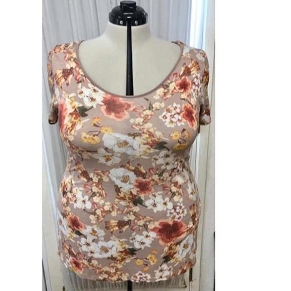 Forever 21 floral top with lace up back. Size 3x.